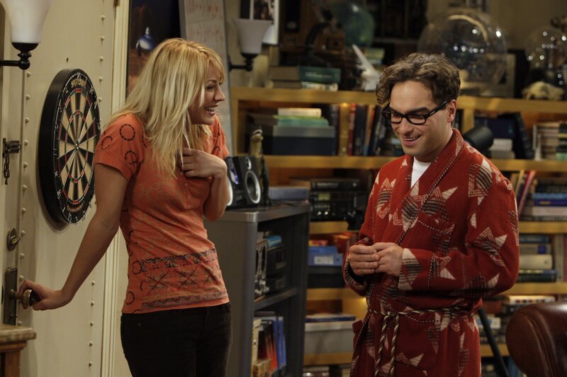 Langsam wird Leonard (Johnny Galecki, r.) klar, was er mit seiner Lüge Penny (Kaley Cuoco, l.) angetan hat … – Bild: Warner Bros. Television Lizenzbild frei