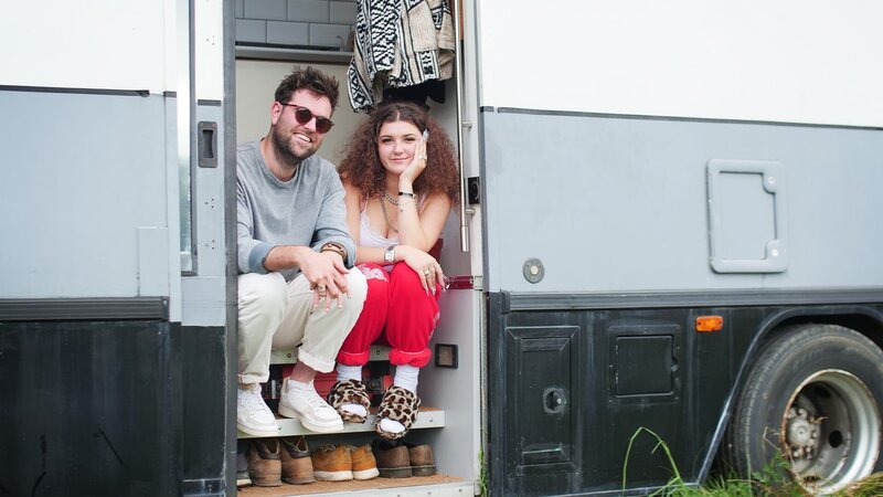 Campers sitting in a camper – Bild: Warner Bros. Discovery