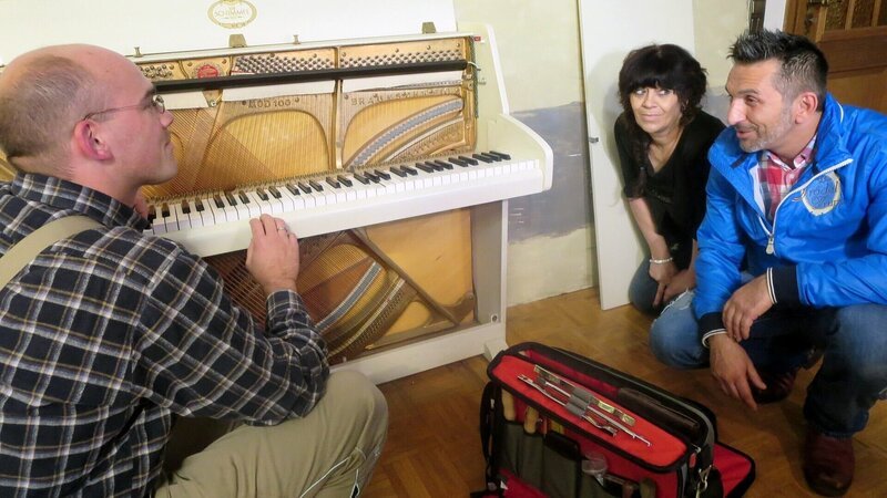 Auch das Klavier soll verkauft werden.. (Foto: Mona mit Mauro Corradino, re. und potentiellen Käufer, li.) – Bild: RTL II