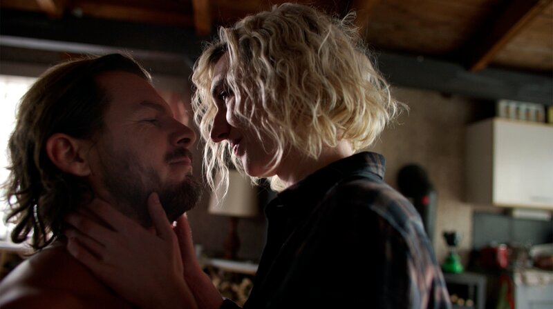 Die Gefängnispsychologin Tina Kullmann (Hannah Ehrlichmann) hilft dem Frauenmörder André Haffner (Felix Klare). – Bild: HR/​Degeto/​MDR/​Stephan Rabold