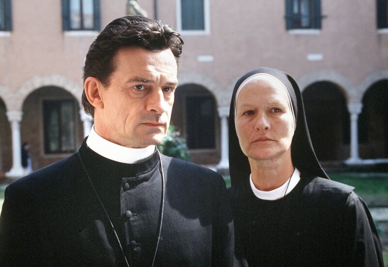 Die Oberin (Suzanne von Borsody) ahnt nicht, dass ihr Beichtvater Pio (Thomas Sarbacher) in finstere Machenschaften verwickelt ist. – Bild: ARD Degeto /​ Martin Menke