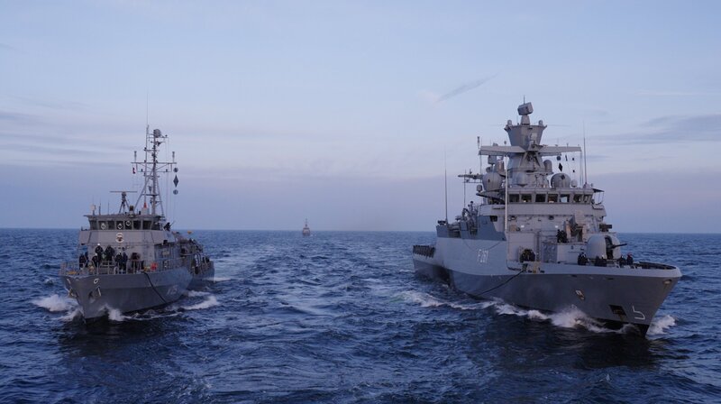 Eine Korvette und ein Minenjagdboot der Marine werden auf der Ostsee vor Bornholm betankt. In diesem Seegebiet verkehrt die russische Schattenflotte. – Bild: NDR/​Lennart Banholzer