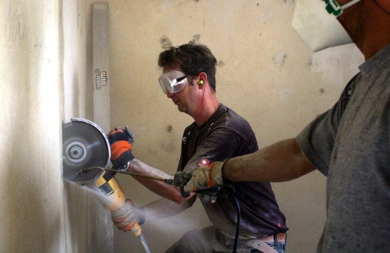 Die Arbeiten im Haus der Familie gehen voran. – Bild: RTL II