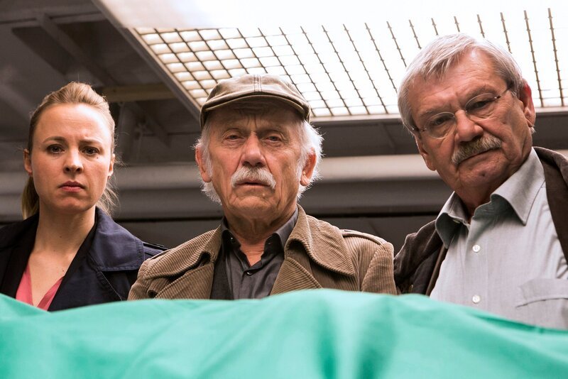 Mord oder Selbstmord: Edwin (Tilo Prückner, M.), Günter (Wolfgang Winkler, r.) und Vicky Adam (Katja Danowski, l.) können sich nicht einigen. – Bild: MDR/​ARD/​Kai Schulz
