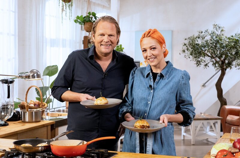 Björn Freitag (l) und Meta Hiltebrand mit einer Sauerkraut-Praline und Schalottensoße. – Bild: WDR/​2Bild GmbH
