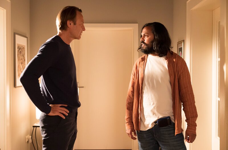 Dr. Ina Schulte (Isabell Gerschke) und Dr. Philipp Brentano (Thomas Koch) haben gerade erfahren, dass Sarah Marquardt und Philipps Frau Arzu mit einer Hochschwangeren im Fahrstuhl stecken geblieben sind. – Bild: MDR/​Saxonia Media/​Rudolf Wernicke