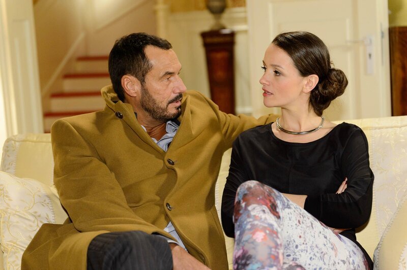 Jenny (Kaja Schmidt-Tychsen) erfährt von Richard (Silvan-Pierre Leirich), dass Isabelle ihre Anteile an Simone verkauft hat und somit ihr Plan nach hinten losgegangen ist. – Bild: RTL Passion