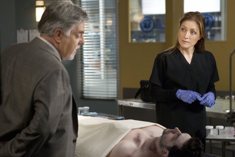 Grayson (David Alpay, M.) wurde in seiner eigenen Badewanne ertränkt. Er ist damit der zweite Tote aus seinem Hexenzirkel. Detective Korsak (Bruce McGill) und Maura Isles (Sasha Alexander) ermitteln! – Bild: VOX