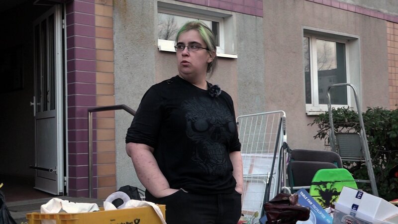 Jana wartet auf den Spediteur.. – Bild: RTLZWEI