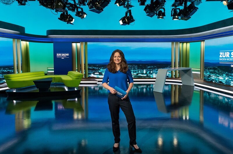SÜDWESTRUNDFUNK Zur Sache! Baden-Württemberg Das Politikmagazin fürs Land, jew. donnerstags um 20:15 Uhr im SWR Fernsehen (BW). Moderatorin Alexandra Gondorf in der Mainstage. – Bild: SWR/​Patricia Neligan
