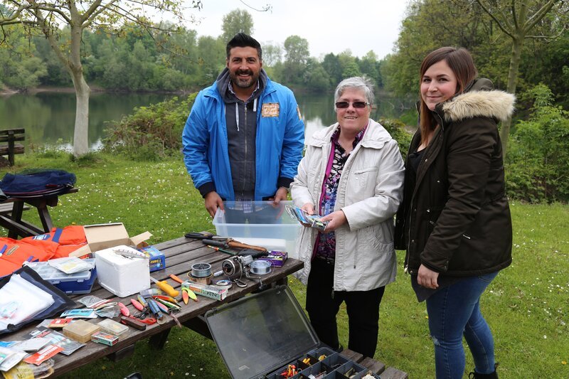 Im Laufe der Jahre haben sich Unmengen an Trödel angehäuft, doch Christa schafft es nicht sich von den Erinnerungsstücken zu trennen. Trödelprofi Sükrü Pehlivan (li.) gibt alles, um Christa (Mi.) und ihrer Enkeltochter Svenja (re.) zu helfen. – Bild: Good Times /​ RTL II