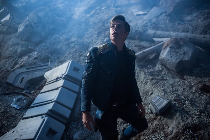 Captain Kirk (Chris Pine) ist für das Wohl seiner gesamten Crew verantwortlich, doch auf seiner neuesten Mission drohen die unendlichen Weiten des Weltraums für die Besatzung der Enterprise zur Todesfalle zu werden … – Bild: Kimberley French /​ Paramount Pictures