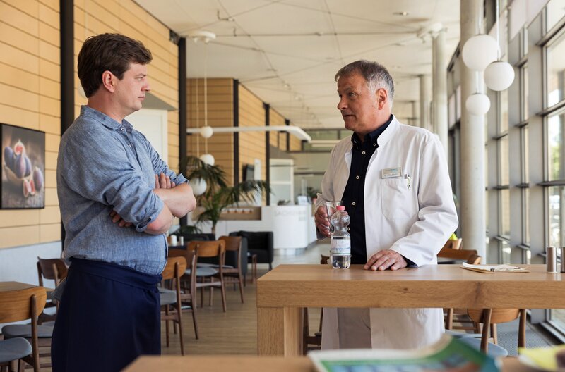 Überraschend taucht Bürgermeisterkandidatin Antonia Meiler (Muriel Baumeister, re.) bei Sarah Marquardt (Alexa Maria Surholt, li.) in der Sachsenklinik auf und bittet diese um Hilfe. – Bild: MDR/​Rudolf Wernicke