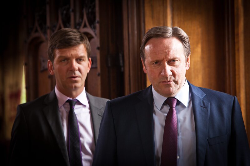 DS Ben Jones (Jason Hughes, l.) versucht, seinem Chiefinspector (Neil Dugeon, r.) beim Kombinieren zu helfen. Aber Barnaby ist seinem Assistenten sichtlich wieder weit voraus. – Bild: ALL3MEDIA