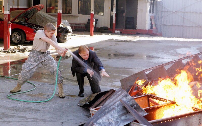 Kyle (Evan Ellingson, l.) und Horatio (David Caruso) versuchen den brennenden Mann, der offensichtlich auf einem Haufen von Schrott und Reifen mit Benzin übergossen und angezündet wurde, zu retten. Kyle befürchtet, dass es sich bei dem Opfer um seinen Freund handelt … – Bild: RTL