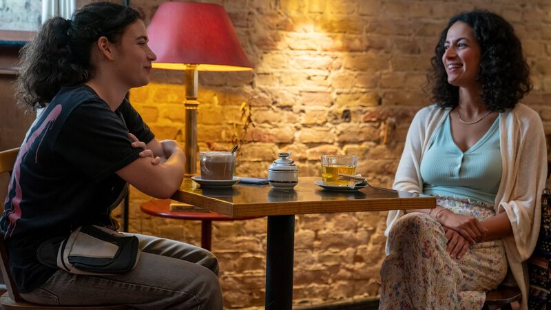 Lehrerin Asma Sayed-Boll (Sanam Afrashteh, r) freut sich darüber, dass Valerie Lehwald (Anna Shirin Habedank) einen Freund hat und trotzdem wieder mehr für die Schule machen will. – Bild: ZDF