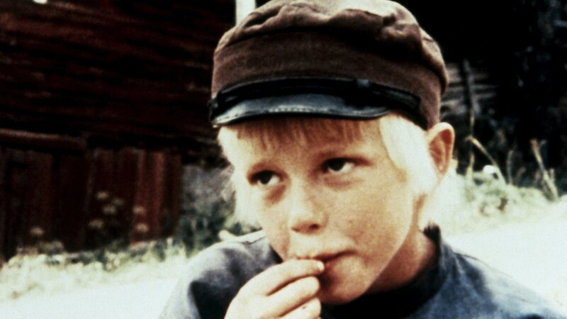 Michel (Jan Ohlsson) probiert Kirschen. Er weiß nur nicht, dass sie in Alkohol getränkt sind. – Bild: ZDF