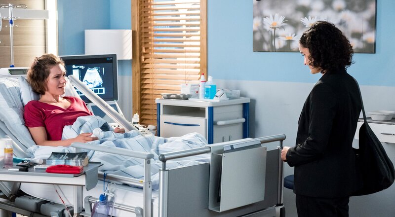 Pia Mog (Lilith Häßle, l.); Fadia Darzi (Nagmeh Alaei, r.) – Bild: ARD Lizenzbild frei