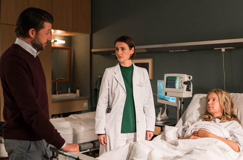 Dr. Ina Schulte (Isabell Gerschke) und Dr. Philipp Brentano (Thomas Koch) haben gerade erfahren, dass Sarah Marquardt und Philipps Frau Arzu mit einer Hochschwangeren im Fahrstuhl stecken geblieben sind. – Bild: MDR/​Saxonia Media/​Rudolf Wernicke