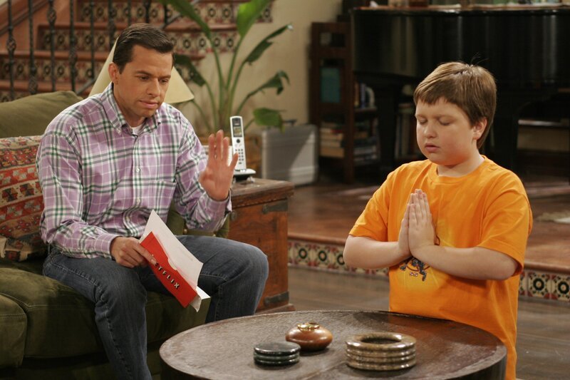 Alan (Jon Cryer, l.) kann Jakes (Angus T. Jones, r.) Verhalten nicht ertragen … – Bild: TVN /​ Warner Bros