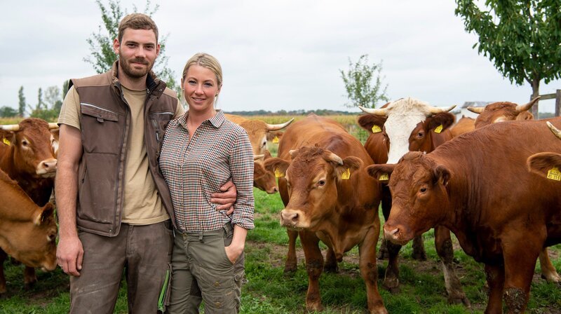 In Nordrhein-Westfalen geht es an den Niederrhein. Dort betreibt Theresa Coßmann (r) und ihr Mann Christoph einen Biohof. Auf dem Stautenhof in Willich-Anrath leben vier Generationen unter einem Dach. – Bild: Melanie Grande /​ BR, WDR