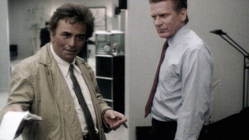 Lt. Columbo (Peter Falk, li.) sucht Col. Frankie Brailie (Robert Foxworth) in seinem Büro auf. Er hat noch einige Fragen zum Tod von Major Keegan. – Bild: RTL