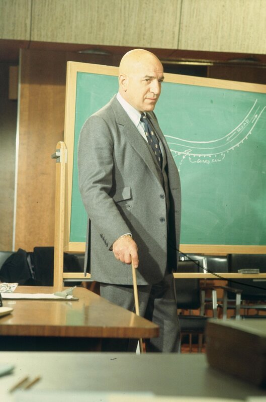 Lt. Theo Kojak (Telly Savalas) ermittelt im Fall eines ermordeten Anwalts, der undercover einem Korruptionsskandal in der Stadtverwaltung auf die Spur kommen wollte – und prompt begibt er sich selbst dabei in tödliche Gefahr … – Bild: 2004⁠–⁠2015 Universal Television Distribution. All rights reserved. Lizenzbild frei