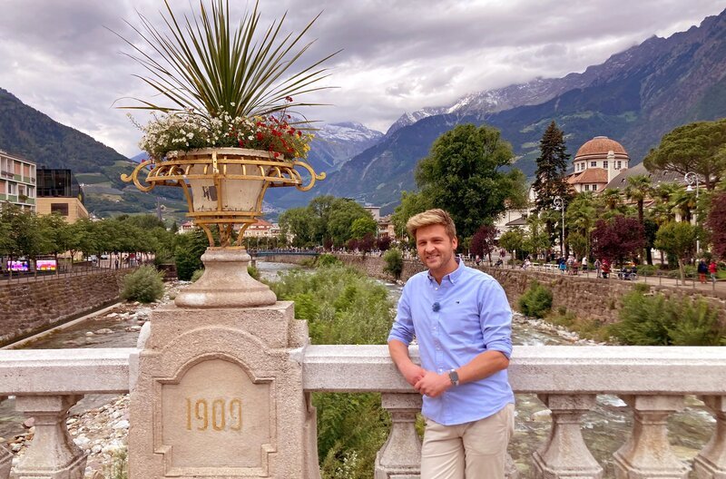 Meran ist eines der touristischen Zentren in Südtirol. Ein guter Ausgangspunkt für Johannes Zenglein, um Südtirol zu erkunden. – Bild: SWR/​Bavaria Entertainment GmbH