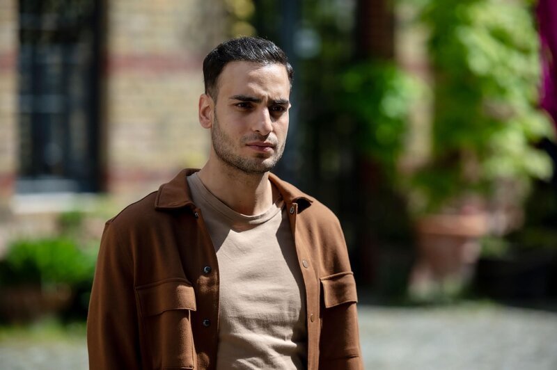 Nihat (Timur Ülker) sitzt der Schock von dem gerade Erlebten noch in den Knochen. – Bild: RTL /​ Sebastian Geyer