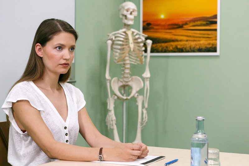 Nathalie (Amrei Haardt) erhält dank Finn während der Prüfung die Nerven. – Bild: RTL /​ Kai Schulz