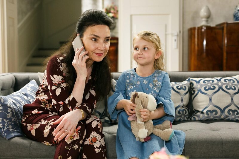 Simone (Tatjana Clasing, l.) ist glücklich, als Jenny sie im Beisein von Annabelle anruft und damit einen Schritt auf sie zumacht. – Bild: RTL /​ Kai Schulz