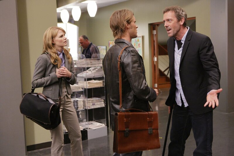 Dr. House (Hugh Laurie, r.) gerät heftig mit Cameron (Jennifer Morrison) und Chase (Jesse Spencer) aneinander. – Bild: RTL Deutschland