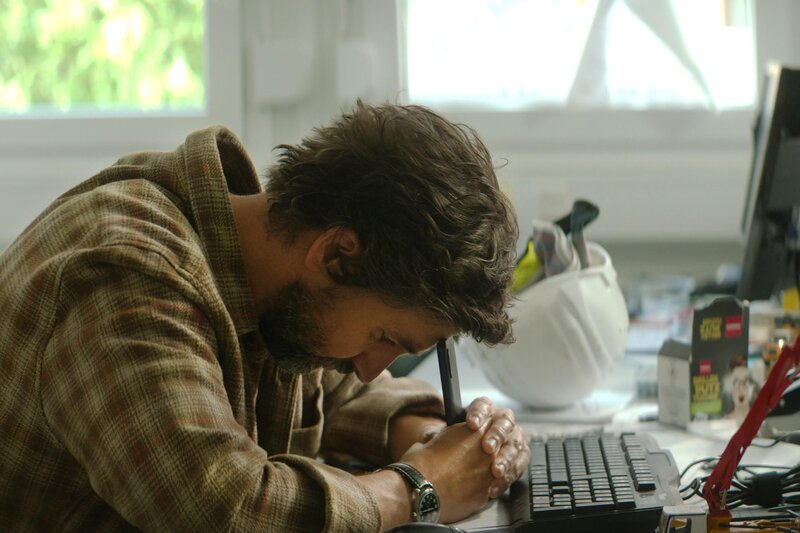 Mischko (Tom Beck) erinnert Rokko an die Abmachung, dass er sich von Tilda fernhalten soll. – Bild: RTL Deutschland