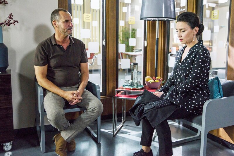 Simone (Tatjana Clasing) erkennt, dass sie Richard (Silvan Pierre Leirich) Raum geben muss. – Bild: RTL /​ Julia Feldhagen