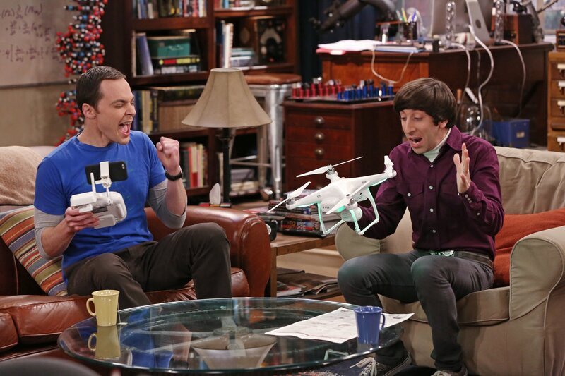 Die Drohne, die Sheldon (Jim Parsons, l.) und Howard (Simon Helberg, r.) sich ausgeliehen haben scheint zu funktionieren … – Bild: © Warner Bros. Television