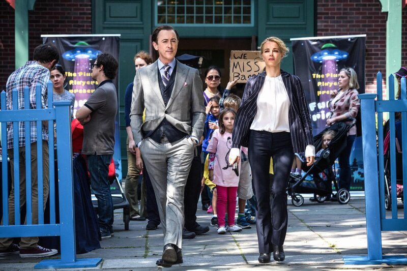 Dylan (Alan Cumming, l.) und Lizzie (Bojana Novakovic, r.) ermitteln im Fall eines ermordeten Maskottchen … – Bild: CBS Broadcasting, Inc. /​ Francisco Roman