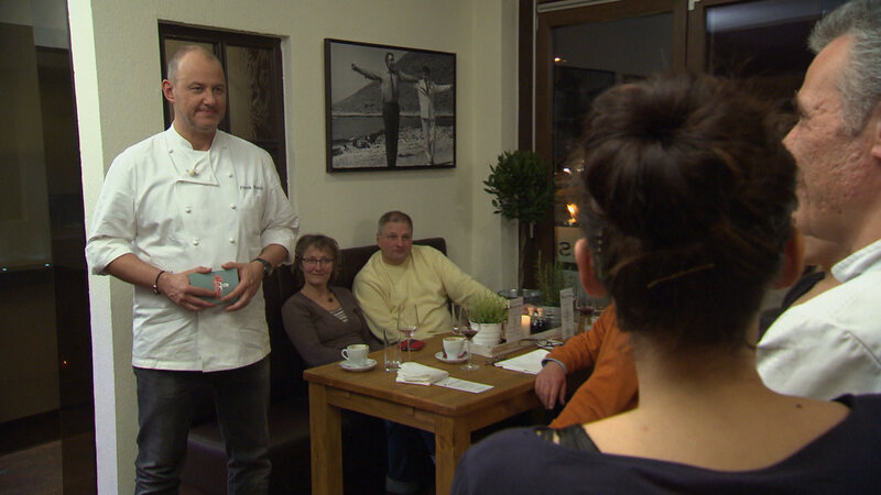 Das Team von „Venetia“ hofft auf die Hilfe von Frank Rosin (l.) … – Bild: Kabel Eins