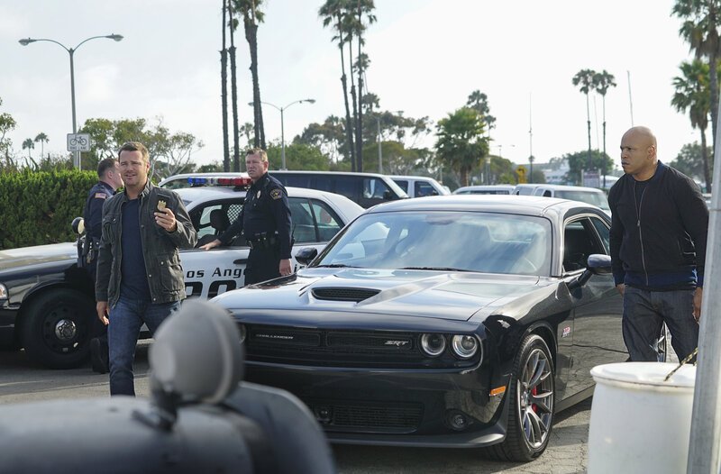 Ein Frachtcontainer, in dem eigentlich Hilfsgüter für Syrien sein sollten, löst am Flughafen von L.A. einen Strahlungsalarm aus. Das Team um Callen (Chris O’Donnell, l.) und Sam (LL Cool J, r.) wird mit dem Fall beauftragt und findet heraus, dass es sich um radioaktives Material handelt … – Bild: CBS Broadcasting, Inc. /​ Monty Brinton