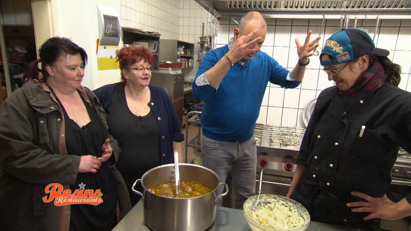 Frank Rosin (2.v.r.) mitten in einem Generationskonflikt zwischen den vier Damen: alt vs. jung, Tradition vs. Innovation … – Bild: Kabel Eins