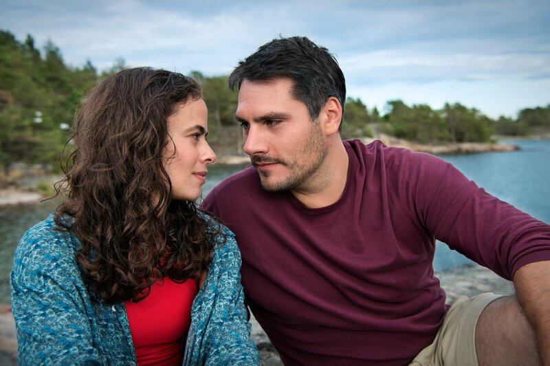 Inga Lindström – Das gestohlene Herz. Maya Haddad als Kristie, Max Koch als Sixten. – Bild: SRF/​ZDF/​Arnim Thomaß