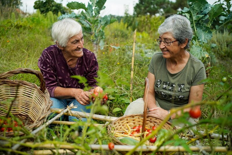 Margarida Monteiro und Eduarda Barbosa in ihrem Garten für Permakultur (Zentralportugal). – Bild: SRF1 /​ Berlin Producers Media/​Reiner Bauer