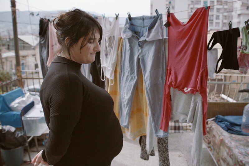 Mutter unter Vertrag – Leihmutterschaft in Georgien. Zhana trägt zum dritten Mal ein Kind für eine fremde Familie aus – als Leihmutter in Georgien. – Bild: SRF/​1991 Productions