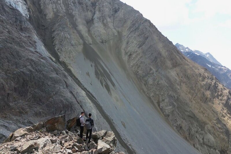 Einstein – Bergsturz Blatten VS – Zurück im Katastrophengebiet. Moderator Tobias Müller und Gletscherforscher Daniel Farinotti stehen vor der Abbruchstelle beim Birchgletscher am Kleinen Nesthorn oberhalb von Blatten VS – Bild: SRF2