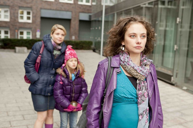 Um Renate Winz und ihrer Tochter Leni (Luna Jakob, M.) zu helfen, legt sich Danni (Annette Frier, l.) mächtig ins Zeug und stattet sogar der Verlobten von Jakob Mertenz, Barbara Singer (Heike Warmuth, r.), einen Besuch ab. – Bild: SAT.1 /​ Frank Dicks