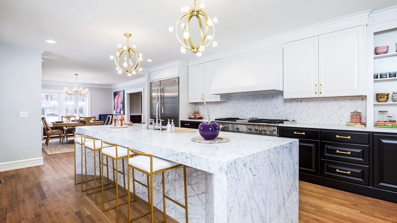 Tamara and her father Ward are restoring a 560 square meter colonial house from 1905. – Bild: HGTV