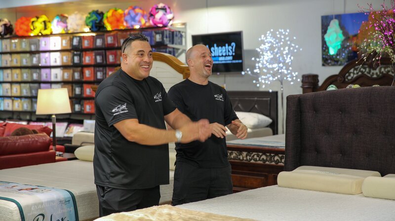 Brett and Wayde listening to their Holy Sheets clients during the tank installation. – Bild: Animal Planet /​ Discovery Communications