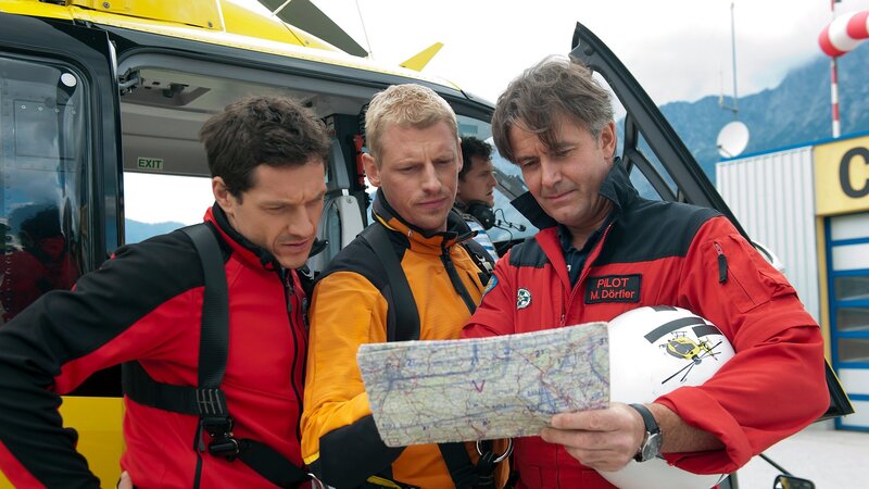 Einsatzbesprechung: Andreas (Martin Gruber, M.), Tobias (Markus Brandl, l.) und Pilot Michael (Robert Lohr, r.) überlegen, wo sie mit der Suche nach Lena beginnen sollen. – Bild: Thomas R. Schumann