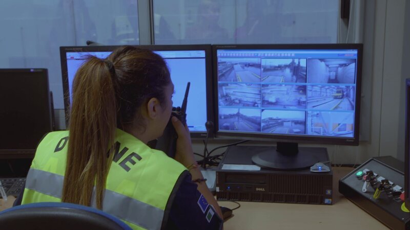 Grenzkontrolle überprüft die Kamera. – Bild: Warner Discovery Inc