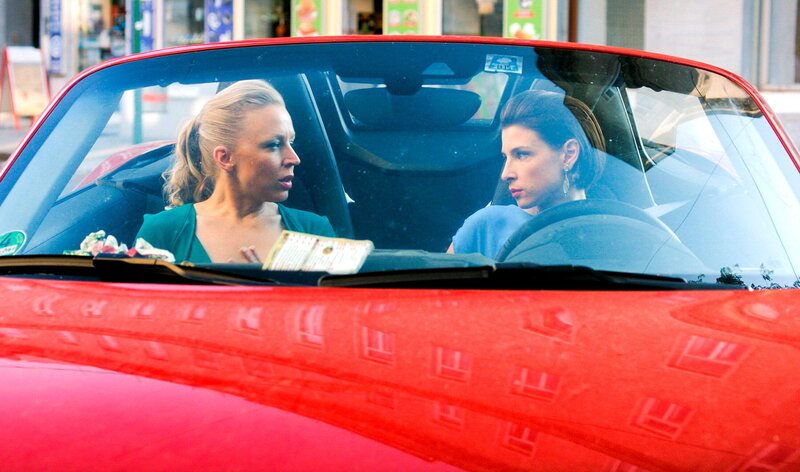 Nicoletta (Nina Proll, l.) und Caro (Martina Ebm, r.) sprechen über ihre Männer. – Bild: ARD/​ORF/​MR Film