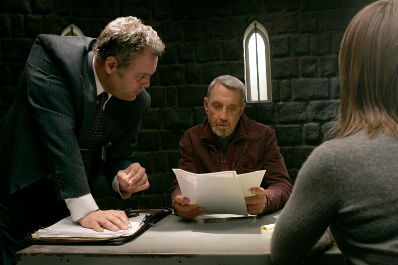 LAW & ORDER: CRIMINAL INTENT -- „Endgame“ Episode 6021 -- Pictured: (l-r) Vincent D’Onofrio as Det. Robert Goren, Roy Scheider as Mark Ford Brody, Kathryn Erbe as Det. Alex Eames -- NBC Photo: Will Hart – Bild: NBC Universal, Inc.